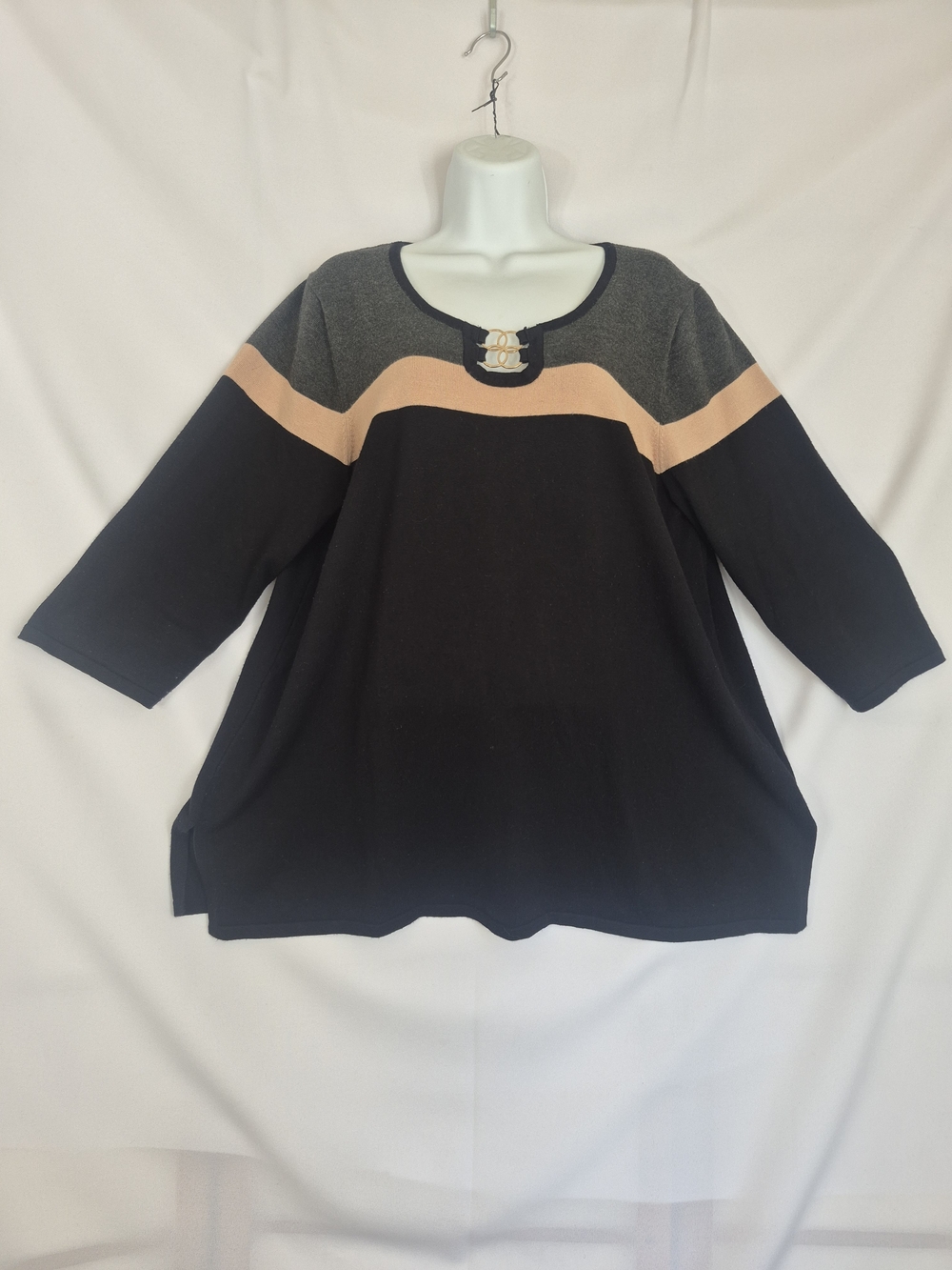 Cable & Gauge Black, Gray & Peach Colorblock Knit Top